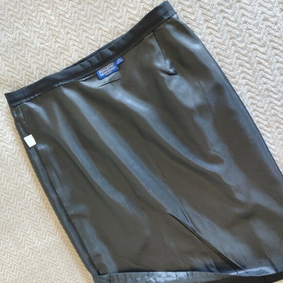 Pendleton Wool Skirt lined, side zipper, back slits. - Picture 10 of 15